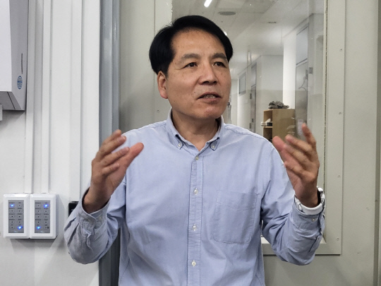 석상일 UNIST 특훈교수가 페로브스카이트 태양전지에 대해 설명하고 있다.  사진=이준기기자